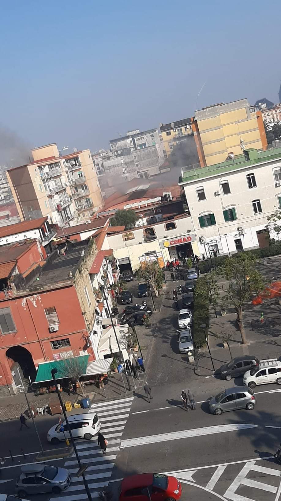 Incendio Napoli oggi Conad, a fuoco il supermercato di Piazza Poderico
